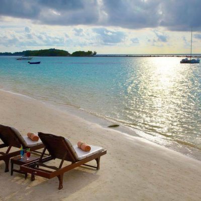 Twee comfortabele strandstoelen op een idyllisch Spaans strand voor een ontspannen relatieweekend in de zon